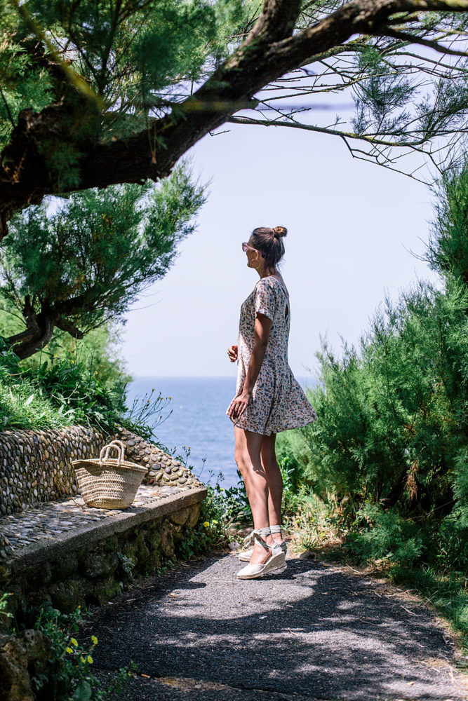 Tenue éco-responsable : robe vintage, espadrilles made in Spain et panier - Bloomers.eco