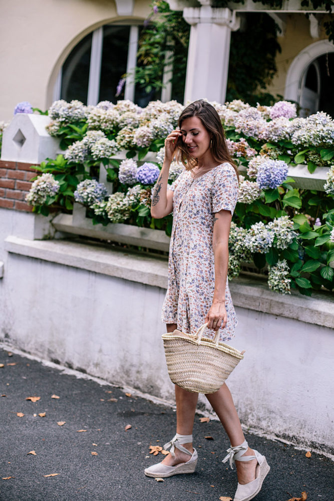 Tenue éco-responsable : robe vintage, espadrilles made in Spain et panier - Bloomers.eco