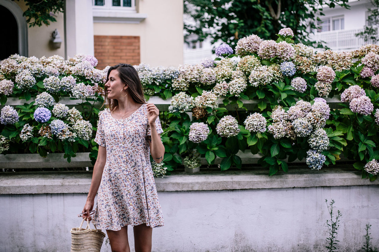 Tenue éco-responsable : robe vintage, espadrilles made in Spain et panier - Bloomers.eco