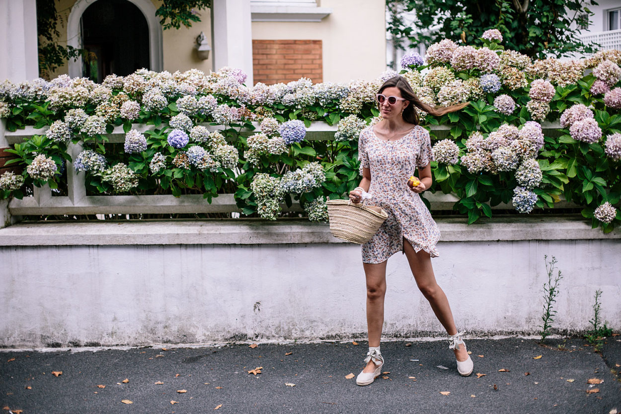 Tenue éco-responsable : robe vintage, espadrilles made in Spain & panier - Bloomers.eco