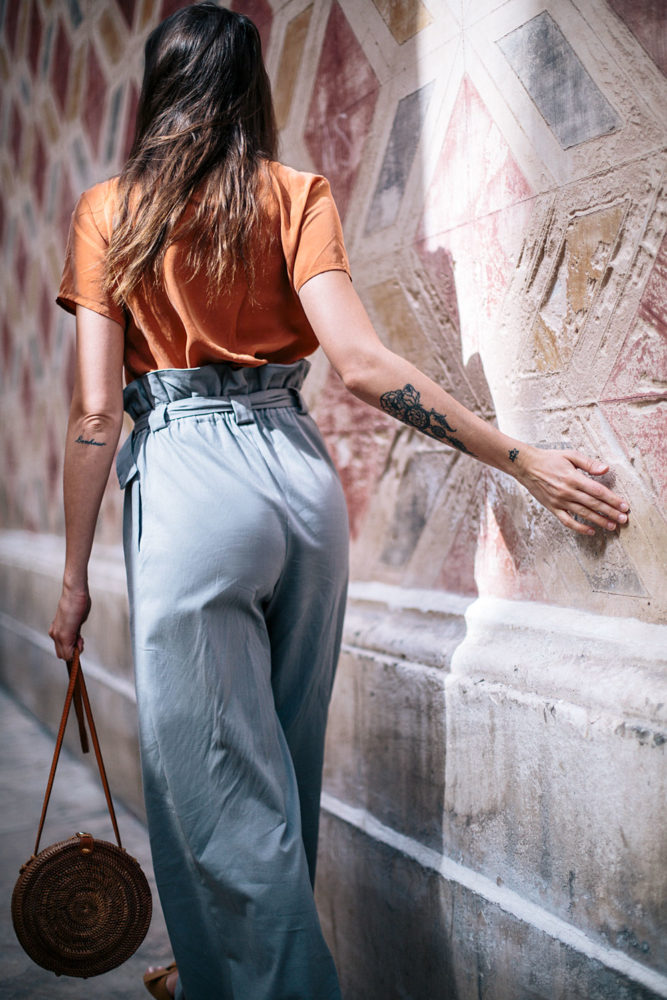 Look responsablement chic de printemps : pantalon taille haut + haut orange à volant fabriqués en Europe - Bloomers.eco