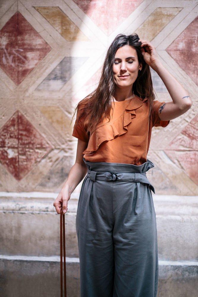 Look responsablement chic de printemps : pantalon taille haut + haut orange à volant fabriqués en Europe - Bloomers.eco