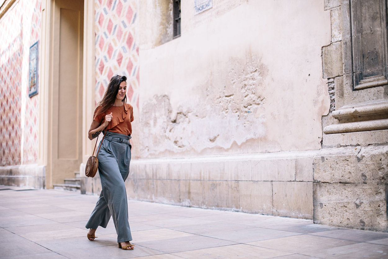 Look responsablement chic de printemps : pantalon taille haut + haut à volant orange fabriqués en Europe - Bloomers.eco