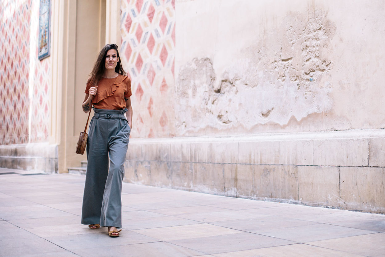 Look responsablement chic de printemps : pantalon taille haut + haut orange à volant fabriqués en Europe - Bloomers.eco