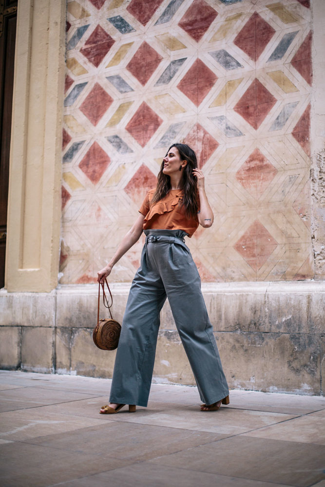 Look responsablement chic de printemps : pantalon taille haut + haut orange à volant fabriqués en Europe - Bloomers.eco