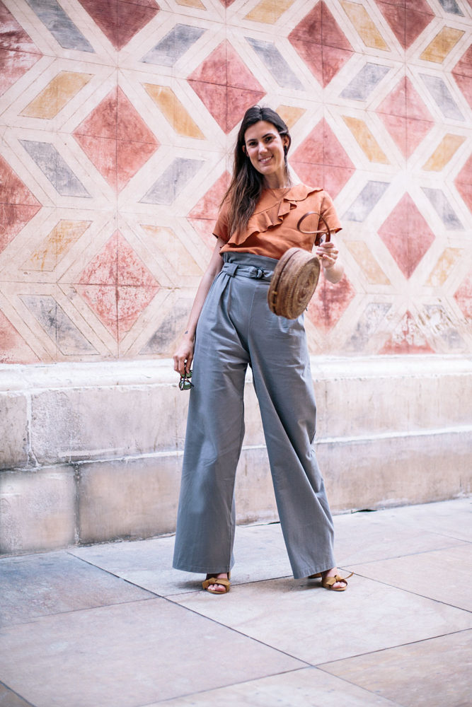 Look responsablement chic de printemps : pantalon taille haut + haut orange à volant fabriqués en Europe - Bloomers.eco