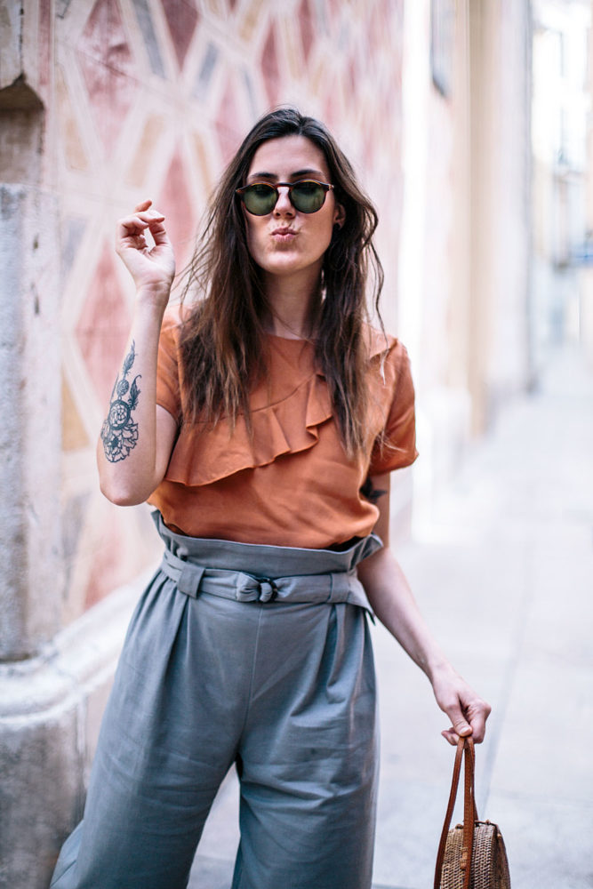 Look responsablement chic de printemps : pantalon taille haut + haut à volant orange fabriqués en Europe - Bloomers.eco