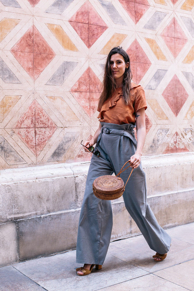 Look responsablement chic de printemps : pantalon taille haut + haut à volant orange fabriqués en Europe - Bloomers.eco