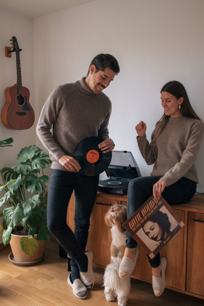 Pulls homme éco-responsables -Un jeune couple dans leur salon, portant une marque de pulls éco-responsables, fabriqué en France.