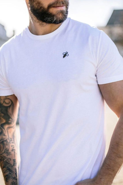 Le T-shirt Blanc : Un Basique Indémodable De La Mode Homme - Blog Mode